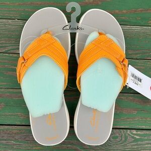 Clarks Cloudsteppers Breeze Sea Flip Flops Sandals Sz 7 Burnt Yellow Womens New